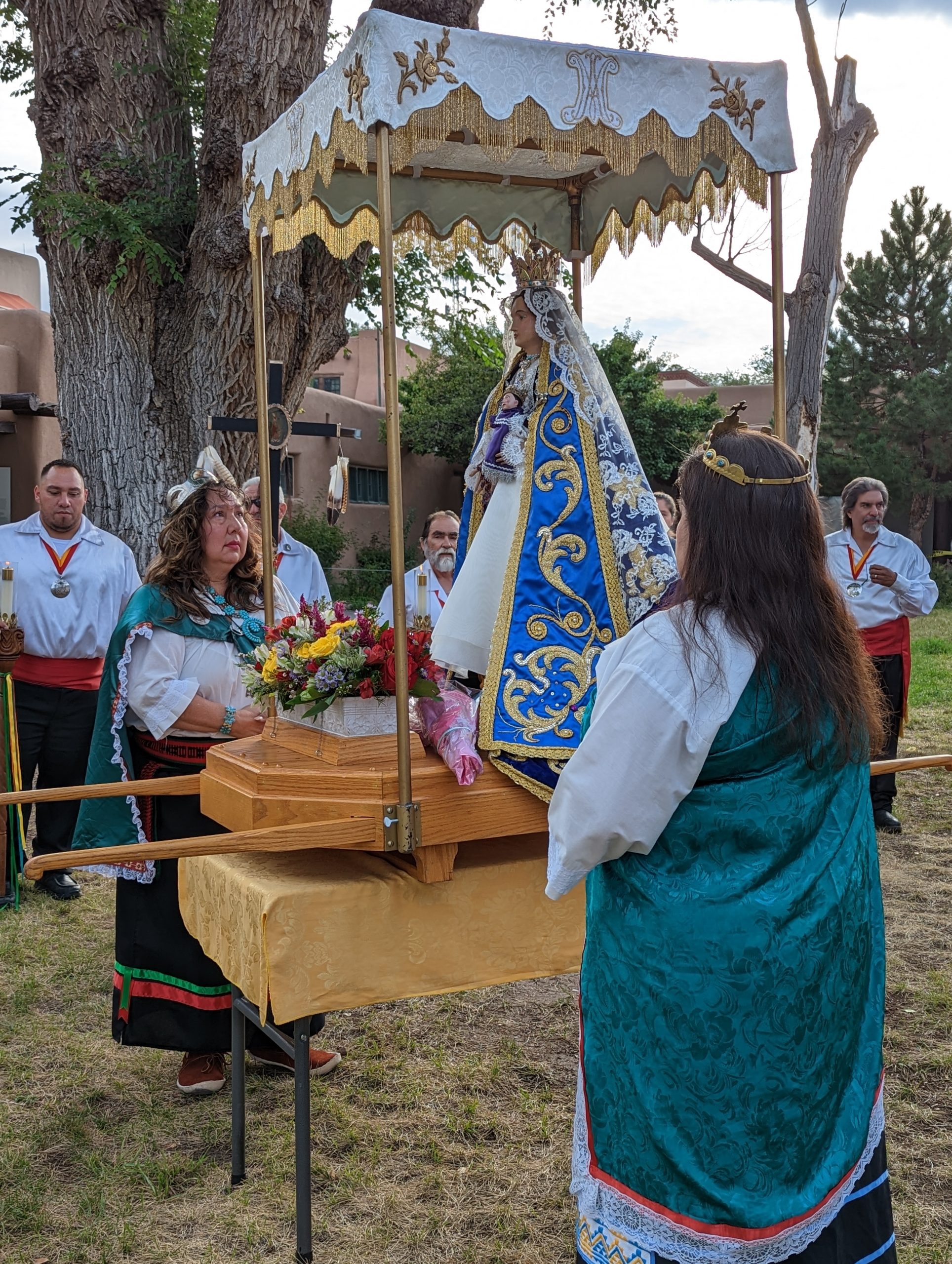 Women holding up an altar at Santa Fe Fiesta